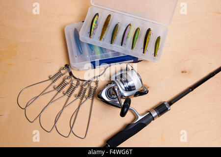 Angelrute und Rolle mit Box für Köder. Fisch-Stringer. Stockfoto
