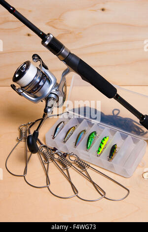 Angelrute und Rolle mit Box für Köder. Fisch-Stringer. Stockfoto