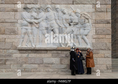 Drei unbekannte Frauen besuchen die Canakkale türkischen Martyrs' Memorial am 4. April 2014 auf der Halbinsel Gallipoli, Türkei. Stockfoto