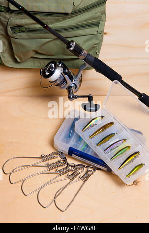 Angelrute und Rolle mit Box für Köder und Fisch Stringer. Stockfoto