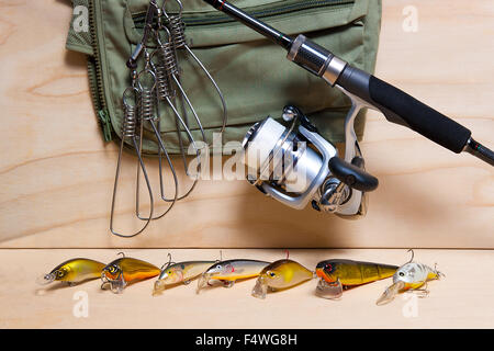 Auf Holztisch Köder Angeln Rute, Schilf, Kunststoff. Fisch-Stringer auf den Backgroud. Stockfoto