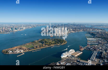 Luftaufnahme des Governors Island, Brooklyn und Manhattan in New York City USA Stockfoto