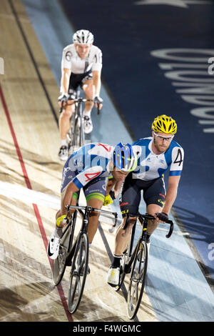 London, UK. 22. Oktober 2015. Team 4 Glenn O'Shea (AUS) & 4 Adam Blythe (GBR) und Andreas Müller (AUT) Team 16 im Wettbewerb der Männer 20 Km Madison am 6 Tag in London, eine Elite Bahnradsport Wettbewerb, Lee Valley Velo Park, London, UK. Bildnachweis: Simon Balson/Alamy Live-Nachrichten Stockfoto