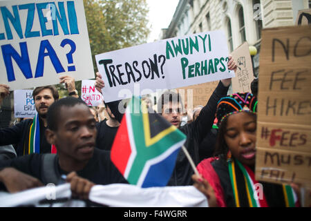 London, UK. 23. Oktober 2015. Studenten aus dem ganzen Land zeigen im Zentrum von London in Solidarität mit den südafrikanischen Gestüt Stockfoto