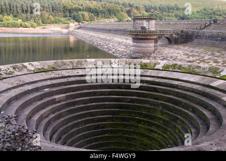 DERBYSHIRE UK - 06 Okt: Ladybower Vorratsbehälter Einströmdüse Überlauf (oder Dübelloch) und abziehen Turm am 6. Oktober 2013 in der Peak-Dis Stockfoto