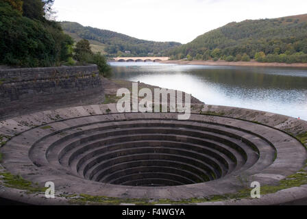 DERBYSHIRE UK - 06 Okt: Ladybower Vorratsbehälter Einströmdüse Überlauf (oder Dübelloch) am 6. Oktober 2013 in den Peak District, Großbritannien Stockfoto