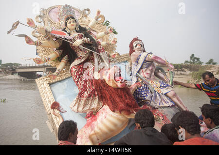 Dhaka, Bangladesch. 23. Oktober 2015. Bangladeshi Hindu Anhänger darauf vorbereiten, eine Ton-Idol der hinduistischen Göttin Durga Tauchen Sie am letzten Tag des Festivals Durga Puja in Dhaka, Bangladesch. Bildnachweis: Suvra Kanti Das/ZUMA Draht/Alamy Live-Nachrichten Stockfoto