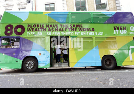 Oxfam 'Evenglbal It Up' Bus Kampagnen gegen die globale Ungleichheit des Reichtums, London Stockfoto