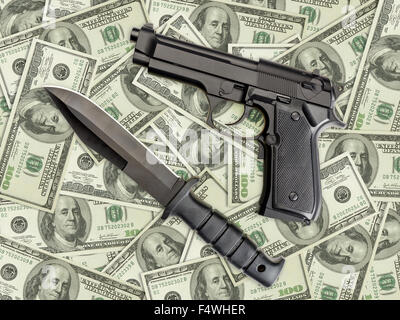 Messer und Pistole platziert auf Haufen von amerikanischen hundert-Dollar-Scheine Stockfoto