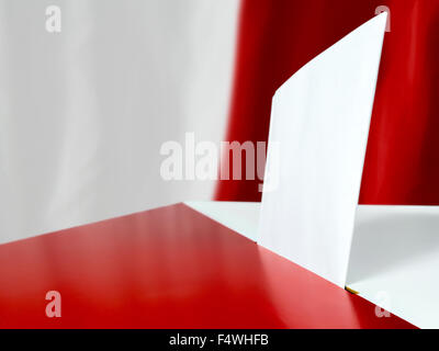 Stimmkarte in die Wahlurne gegen polnische Flagge als Hintergrund Stockfoto