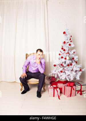 Mann mit Weihnachtsbaum zu Hause Stockfoto