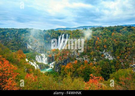 Herbst Farben und Wasserfälle Nationalpark Plitvice in Kroatien Stockfoto