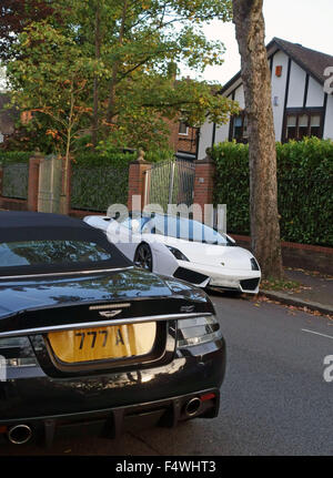 Luxus-Autos geparkt in der Straße im reichen Norden Londons Viertel Stockfoto