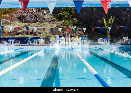 Benetzt auf der Oberfläche eines Schwimmbades nach Raceing Schwimmer getaucht haben. Stockfoto