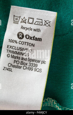 Recycling mit Oxfam-Label mit Pflegesymbolen aus 100% Baumwolle Marks and Spencer clothing - Pflege Waschen Symbole und Anweisungen Stockfoto