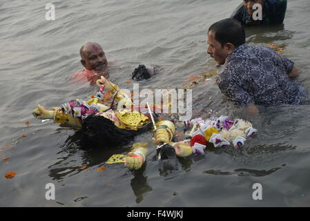 Bangladeshi Hindu Anhänger tauchen ein Idol der hinduistischen Göttin Durga in den Fluss Buriganga in Dhaka, Bangladesch. Am 23. Oktober 2015 endete die Hindu-Gemeinschaft ihr vier Tage lang jährliche Festival Durga Puja, die Verehrung der hinduistischen Göttin Durga, die Macht und den Sieg des guten über das Böse symbolisiert, mit der Immersion der Idole der Göttin in Bangladesch. Stockfoto