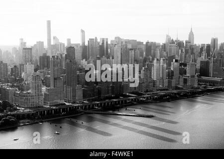 Luftaufnahme von Manhattan, aufgenommen aus einem Hubschrauber fliegen über den Hudson River auf der Westseite, New York City USA Stockfoto