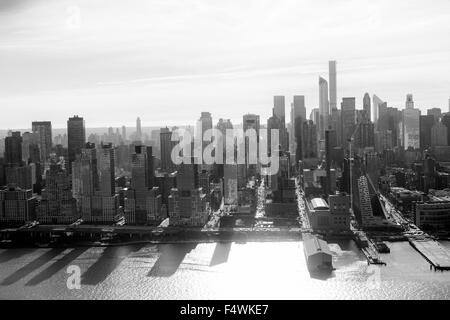 Luftaufnahme von Manhattan, aufgenommen aus einem Hubschrauber fliegen über den Hudson River auf der Westseite, New York City USA Stockfoto