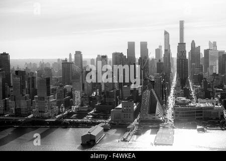 Luftaufnahme von Manhattan, aufgenommen aus einem Hubschrauber fliegen über den Hudson River auf der Westseite, New York City USA Stockfoto