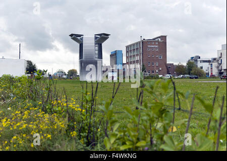 Rotterdam, die Niederlande, Holland. 22. Oktober 2015. Die internationale berühmten niederländische Designer Daan Roosegaarde startete seine Smog frei Projekt in Rotterdam, Niederlande. Der Smog freies Projekt sauber urbanen Himmel schafft und schafft Smog freie Ringe. In einigen Städten ist diese Verschmutzung sichtbar. In anderen Fällen Luftschadstoffe und Smog können unsichtbar sein, aber die Auswirkungen auf unser tägliches Leben und unsere Gesundheit ist sehr real. Der Smog Free Tower produziert Smog-freien Luftblasen des öffentlichen Raums, den Menschen ermöglichen, zu atmen und sauberen Luft kostenlos erleben. Die ersten 7 Meter hohen Smog Free Tower reinigt 30.000m3 Luft pro ho Stockfoto