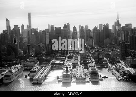 Luftaufnahme von Manhattan, aufgenommen aus einem Hubschrauber fliegen über den Hudson River auf der Westseite, New York City USA Stockfoto