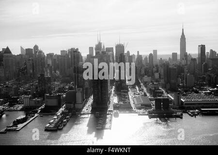 Luftaufnahme von Manhattan, aufgenommen aus einem Hubschrauber fliegen über den Hudson River auf der Westseite, New York City USA Stockfoto