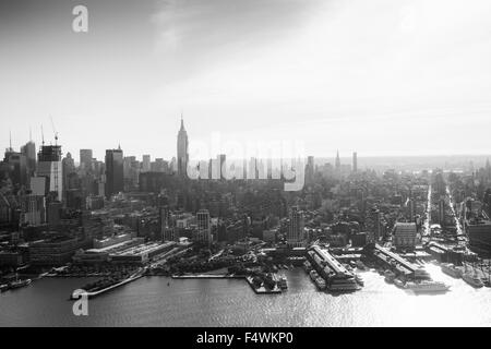 Luftaufnahme von Manhattan, aufgenommen aus einem Hubschrauber fliegen über den Hudson River auf der Westseite, New York City USA Stockfoto