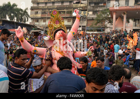 Bangladeshi Hindu Anhänger darauf vorbereiten, eine Ton-Idol der hinduistischen Göttin Durga am letzten Tag des Festivals Durga Puja in Dhaka am 23. Oktober 2015 zu tauchen.  Vier Tage lang Durga Festival feiert man in Bangladesch und gipfelt in der Immersion der Idole der hinduistischen Göttin Durga, die Macht und den Sieg des guten über das Böse in der hinduistischen Mythologie symbolisiert. Stockfoto