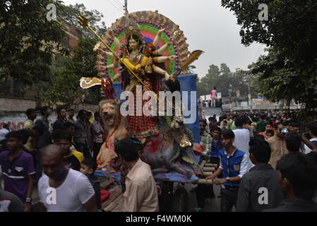 Bangladeshi Hindu Anhänger darauf vorbereiten, eine Ton-Idol der hinduistischen Göttin Durga am letzten Tag des Festivals Durga Puja in Dhaka am 23. Oktober 2015 zu tauchen.  Vier Tage lang Durga Festival feiert man in Bangladesch und gipfelt in der Immersion der Idole der hinduistischen Göttin Durga, die Macht und den Sieg des guten über das Böse in der hinduistischen Mythologie symbolisiert. Stockfoto