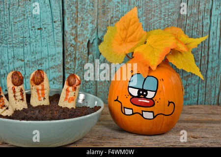 Halloween Finger in Schokolade Schmutz mit lustigen Kürbis Cookies. Stockfoto