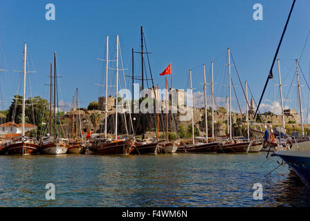 Hafen von Bodrum und Schloss von St. Peter in Bodrum Stadt, Provinz Mugla, Türkei Stockfoto