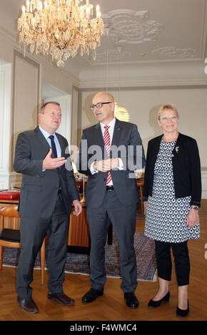 Kopenhagen, Dänemark. 23. Oktober 2015. Schleswig-Holsteins Ministerpräsident Torsten Albig (m, SPD) europäischen Minister Anke Spoorendonk (SSW) und Prime Minsiter von Dänemark Lars Løkke Rasmussen (Venstre) in Kopenhagen, Dänemark, 23. Oktober 2015 Diskussion. Der SPD-Politiker bezahlt seinen ersten offiziellen Besuch des dänischen Ministerpräsidenten. Foto: JULIA WAESCHENBACH/DPA/Alamy Live-Nachrichten Stockfoto