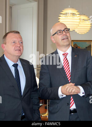 Kopenhagen, Dänemark. 23. Oktober 2015. Schleswig-Holsteins Ministerpräsident Torsten Albig (R, SPD) und Prime Minsiter von Dänemark Lars Løkke Rasmussen (Venstre) in Kopenhagen, Dänemark, 23. Oktober 2015 Diskussion. Der SPD-Politiker bezahlt seinen ersten offiziellen Besuch des dänischen Ministerpräsidenten. Foto: JULIA WAESCHENBACH/DPA/Alamy Live-Nachrichten Stockfoto