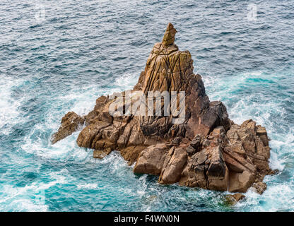 Hoch aufragende Felsformationen an der Küste bei Lands End, Cornwall, England, Großbritannien Stockfoto