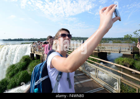 Junge Frau auf Samsung-Handy-Kamera fotografieren Stockfoto