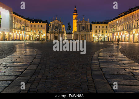 Nachtansicht des Piazza San Carlo und das Reiterdenkmal nach Emmanuel Philibert, Turin, Piemont, Italien Stockfoto