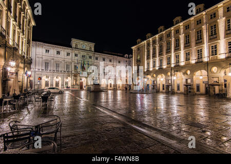 Nachtansicht des Piazza Palazzo di Città oder Piazza Delle Erbe mit Rathaus, Turin, Piemont, Italien Stockfoto