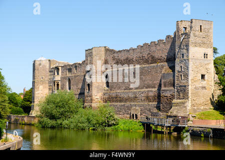 Newark Castle über den Fluss Trent im Sommer Stockfoto