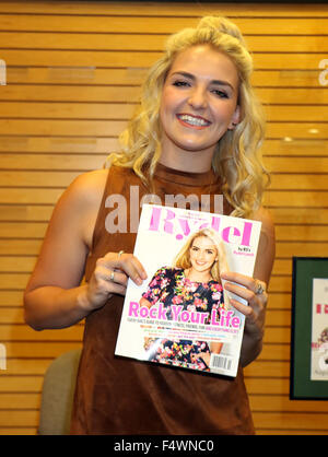 Rydel Lynch Band R5 unterschreibt Kopien von ihrem Magazin Rock Your Life im Barnes & Noble Henderson mit: Rydel Lynch, R5 wo: Las Vegas, Nevada, USA bei: 19. August 2015 Stockfoto