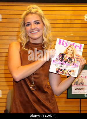 Rydel Lynch Band R5 unterschreibt Kopien von ihrem Magazin Rock Your Life im Barnes & Noble Henderson mit: Rydel Lynch, R5 wo: Las Vegas, Nevada, USA bei: 19. August 2015 Stockfoto