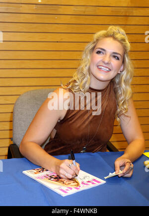 Rydel Lynch Band R5 unterschreibt Kopien von ihrem Magazin Rock Your Life im Barnes & Noble Henderson mit: Rydel Lynch, R5 wo: Las Vegas, Nevada, USA bei: 19. August 2015 Stockfoto