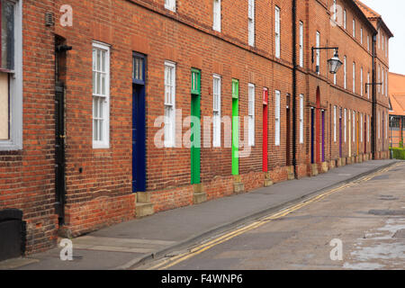 Eine Straße mit bunten Türen in Newark on Trent Stockfoto