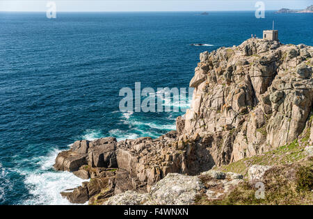 Küstenwache Suche in eine malerische Küstenlandschaft in der Nähe von Lands End und Sennen Cove, Cornwall, England, UK Stockfoto