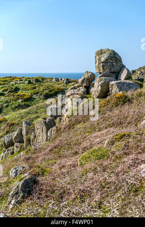 Malerische Felsformationen in einer Küstenlandschaft bei Lands End, Cornwall, England, UK Stockfoto