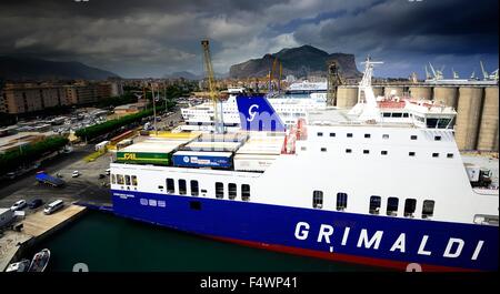 Grimaldi-Fähre entladen in Palermo, Sizilien September 15 Stockfoto