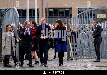 Dundee, Tayside, Scotland, UK, 23. Oktober 2015. Herzog und Herzogin von Cambridge besuchen nach Dundee. Prinz William und Kate Middleton haben ihren ersten offiziellen Besuch in Dundee. Das Königspaar, Ankunft am Discovery Point für einen kurzen Rundgang durch Kapitän Scotts Schiff RRS Discovery in Dundee. Sie wurden von den Kindern aus der Dunblane Primary School traf dann an Bord des Schiffes. © Dundee Photographics / Alamy Live News. Stockfoto