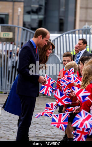 Dundee, Tayside, Scotland, UK, 23. Oktober 2015. Herzog und Herzogin von Cambridge besuchen nach Dundee. Prinz William und Kate Middleton haben ihren ersten offiziellen Besuch in Dundee. Das Königspaar, Ankunft am Discovery Point für einen kurzen Rundgang durch Kapitän Scotts Schiff RRS Discovery in Dundee. Sie wurden von den Kindern aus der Dunblane Primary School traf dann an Bord des Schiffes. © Dundee Photographics / Alamy Live News. Stockfoto