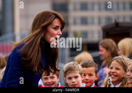 Dundee, Tayside, Scotland, UK, 23. Oktober 2015. Herzog und Herzogin von Cambridge besuchen nach Dundee. Prinz William und Kate Middleton haben ihren ersten offiziellen Besuch in Dundee. Das Königspaar, Ankunft am Discovery Point für einen kurzen Rundgang durch Kapitän Scotts Schiff RRS Discovery in Dundee. Sie wurden von den Kindern aus der Dunblane Primary School traf dann an Bord des Schiffes. © Dundee Photographics / Alamy Live News. Stockfoto