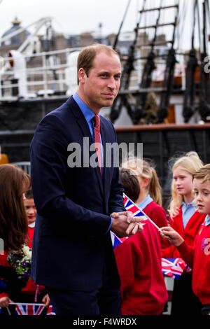 Dundee, Tayside, Scotland, UK, 23. Oktober 2015. Herzog und Herzogin von Cambridge besuchen nach Dundee. Prinz William und Kate Middleton haben ihren ersten offiziellen Besuch in Dundee. Das Königspaar, Ankunft am Discovery Point für einen kurzen Rundgang durch Kapitän Scotts Schiff RRS Discovery in Dundee. Sie wurden von den Kindern aus der Dunblane Primary School traf dann an Bord des Schiffes. © Dundee Photographics / Alamy Live News. Stockfoto