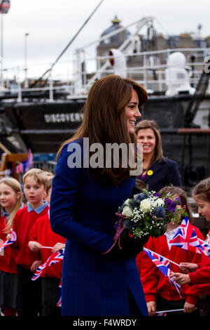 Dundee, Tayside, Scotland, UK, 23. Oktober 2015. Herzog und Herzogin von Cambridge besuchen nach Dundee. Prinz William und Kate Middleton haben ihren ersten offiziellen Besuch in Dundee. Das Königspaar, Ankunft am Discovery Point für einen kurzen Rundgang durch Kapitän Scotts Schiff RRS Discovery in Dundee. Sie wurden von den Kindern aus der Dunblane Primary School traf dann an Bord des Schiffes. © Dundee Photographics / Alamy Live News. Stockfoto